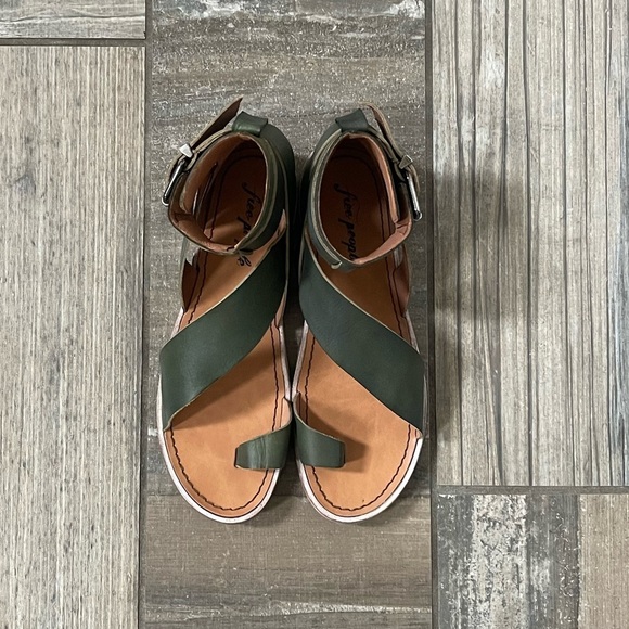 Free People Vale Boot Sandals in khaki - Picture 5 of 9